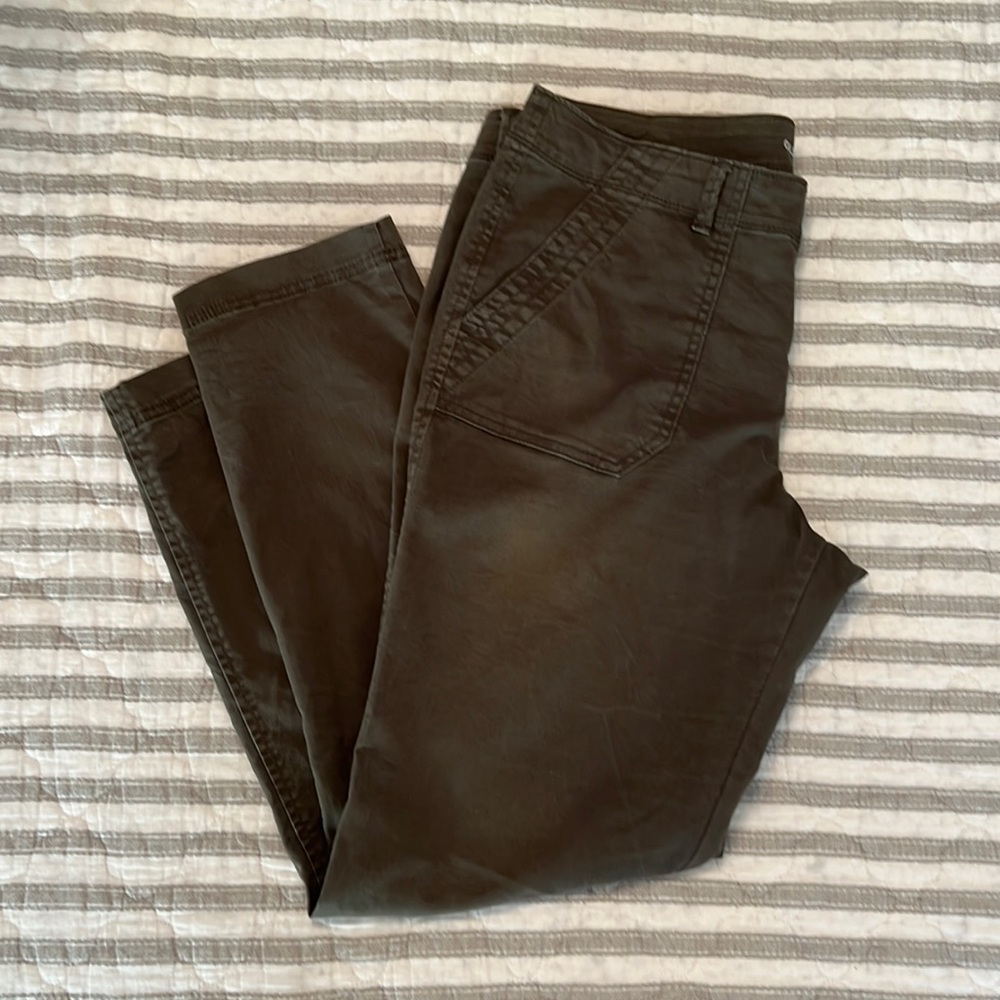 Old Navy Olive Pixie Pant- 8